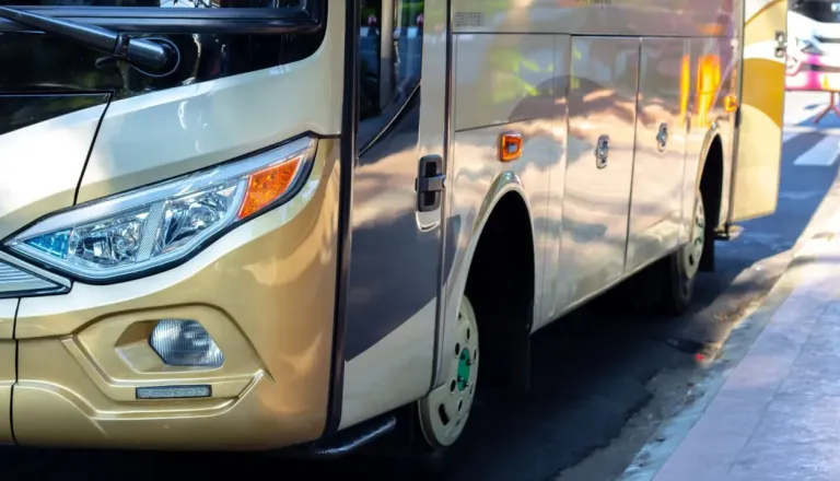 Požar zajel avtobus s potniki, sledila je hitra evakuacija