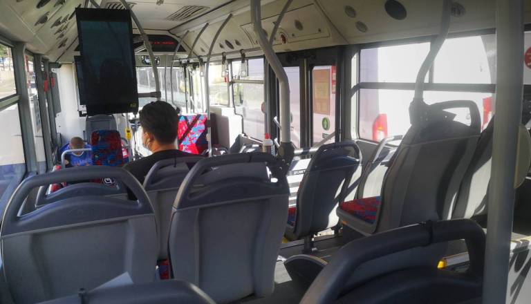 Sredi vožnje zagorel avtobus, potnike rešila hitra reakcija voznika