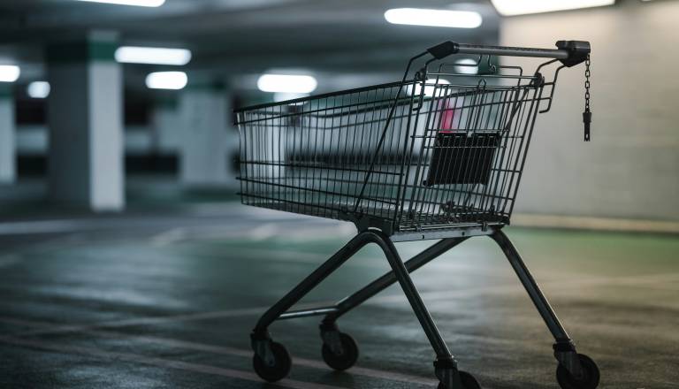 Vlomilec na Štajerskem sredi noči iz trgovine odpeljal dva vozička s cigaretami, hlače in jakno