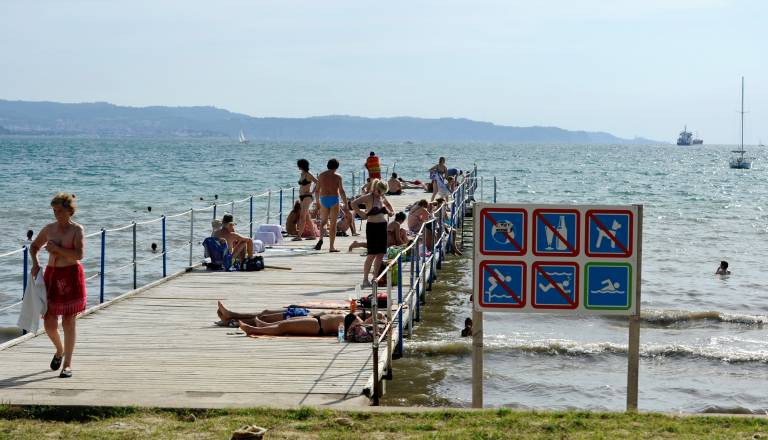 Goli moški na slovenski plaži motil obiskovalce, posredovati so morali policisti