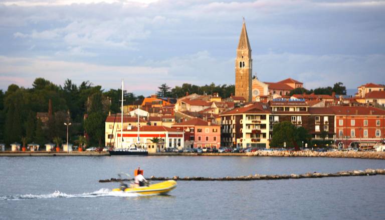 Na plaži ležal popolnoma gol, obiskovalci poklicali policijo