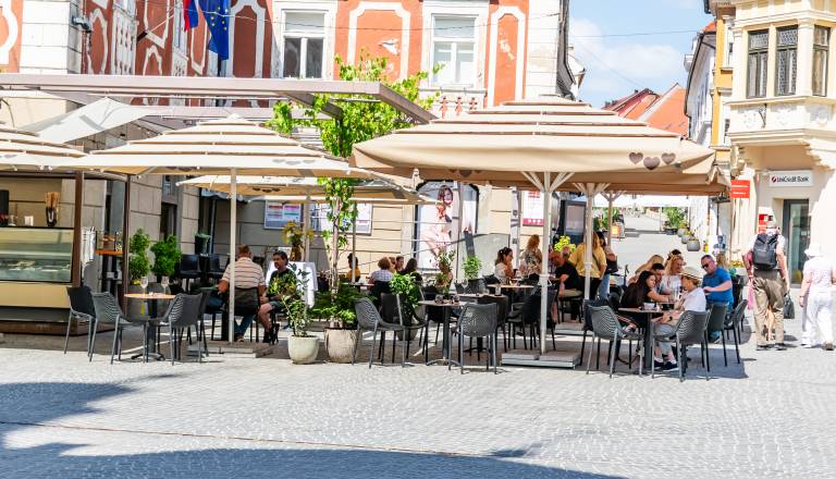 FOTO in VIDEO: Kdaj je treba poiskati pomoč? Zdravnika opozarjata, katerih simptomov v hudi vročini nikar ne ignorirajte