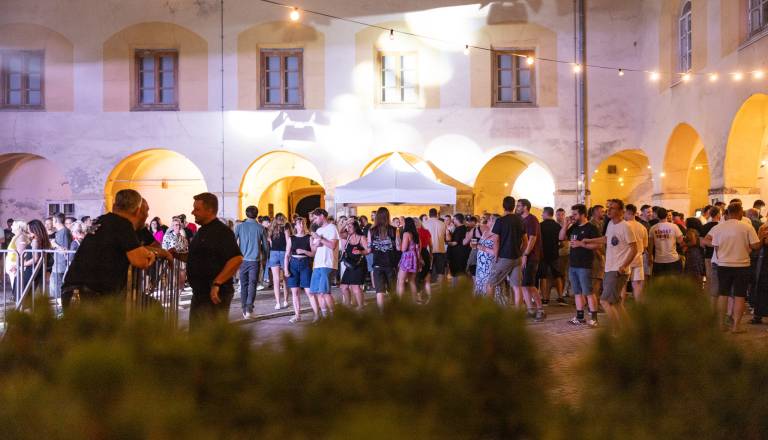 FOTO in VIDEO: Nindri Indri združili hiphop, funk, house in nostalgijo