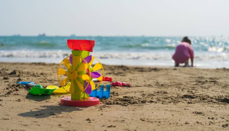 Nevarnost na plaži niso le opekline, fotografije vaših otrok lahko končajo v napačnih rokah