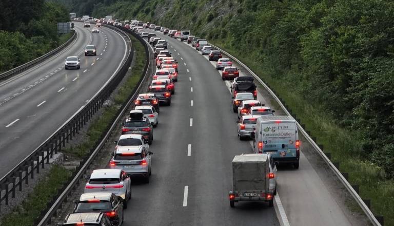 Zaradi vročine in gneče na primorski avtocesti posebna akcija za voznike