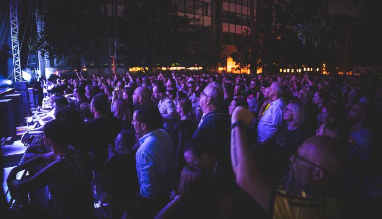 Danes na Lentu: Laibach, komedija, jazz in družinsko dogajanje v Mestnem parku