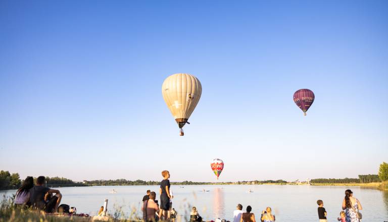 FOTO: Balonarji z atraktivnimi nizkimi preleti navdušili ob Soboškem jezeru