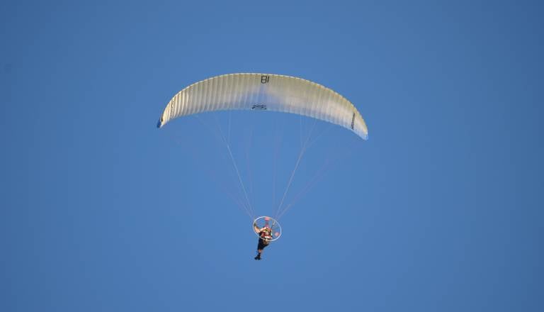 Tragičen polet: Padalec strmoglavil na pašnik in umrl