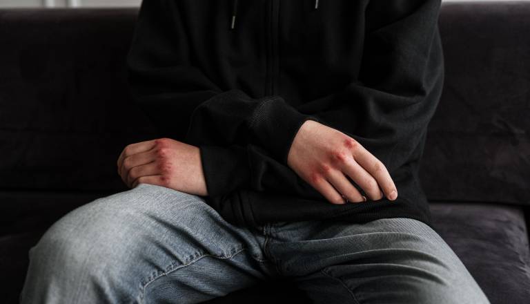 Zamaskirani moški s palicami sredi noči v Velenju napadli dva domačina