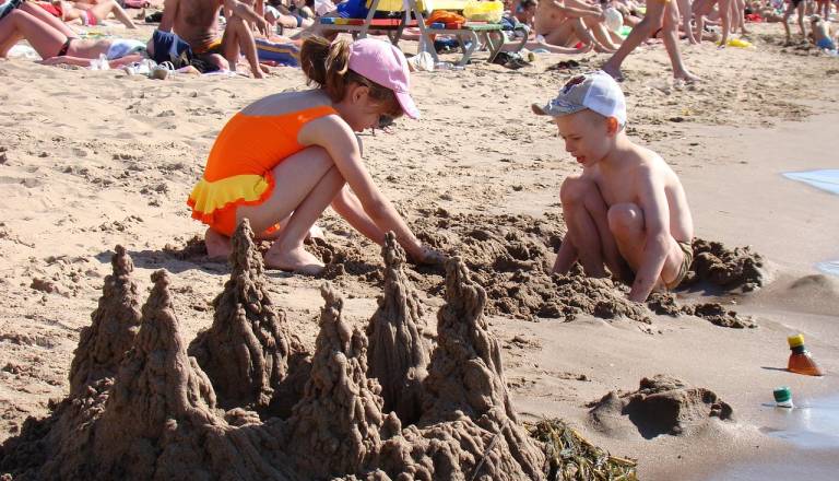 Sončne opekline niso edino tveganje na plaži, pazite tudi na fotografije otrok