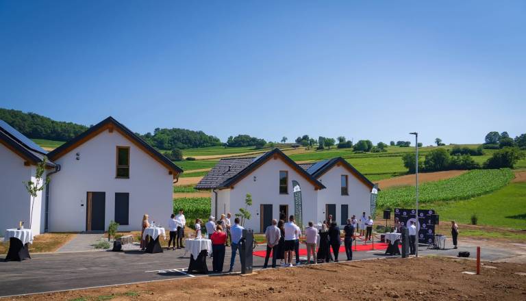 Nova turistična pridobitev na Dolenjskem: 18 hišic, 18 dreves in 18 zgodb