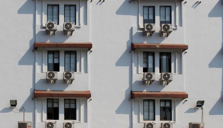Hladite stanovanje s klimo? Pazite na nastavitev, ki lahko škodi zdravju in denarnici