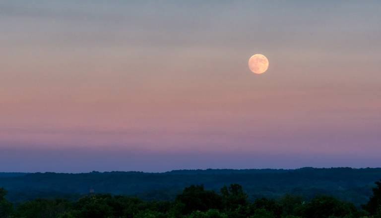 Raki, pripravljeni na preobrat? Polna luna razkriva skrita čustva