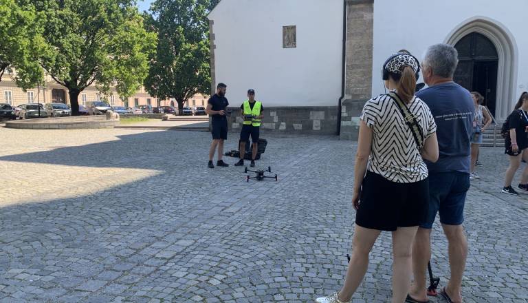 FOTO: Na mariborskih trgih merili vročino, drevesa naredijo veliko razliko