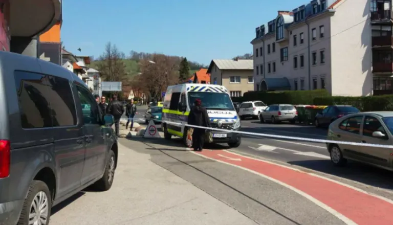 Huda prometna nesreča naj bi terjala dve smrtni žrtvi, cesta zaprta