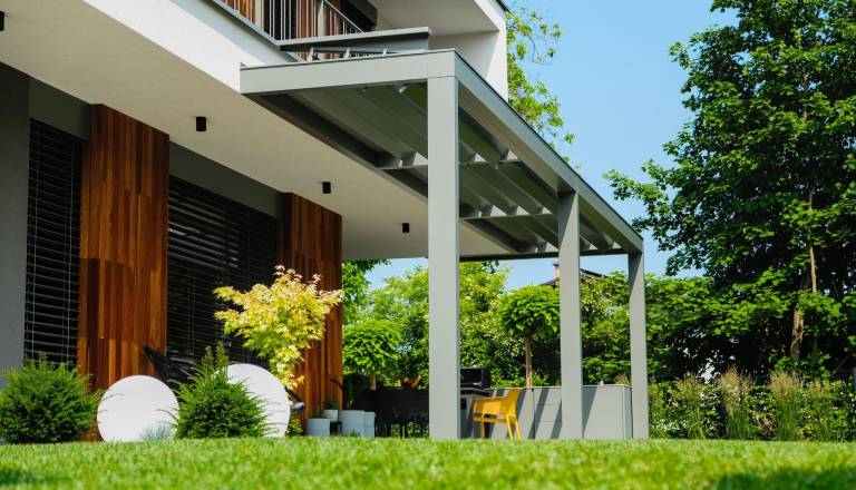 Zelena pisarna pod bioklimatsko pergolo