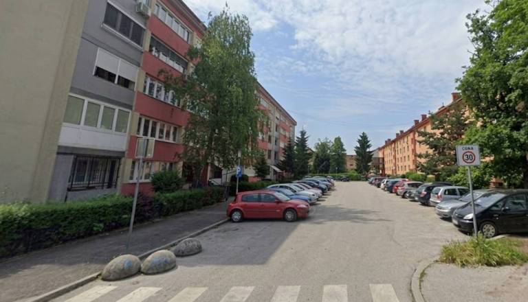 Mariborčan opozoril na parkirni režim pred svojim blokom: »Nekateri se celo odločajo za selitev«