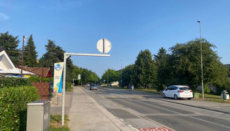 Vsako poletje ista težava, pločnik pri Lastovki znova postaja parkirišče