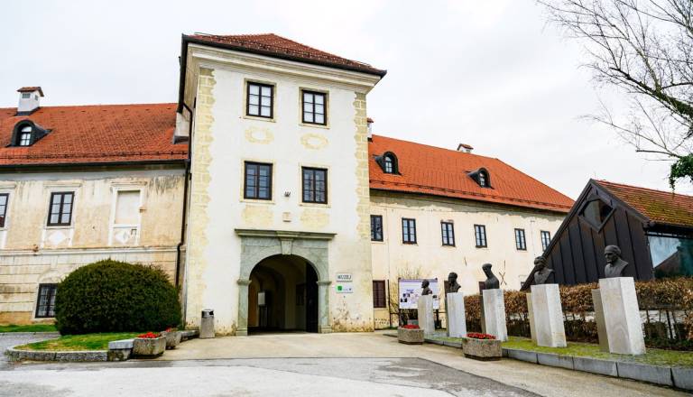 V Metliki močno zvišali sejnine. Nekateri bodo prejeli skoraj 40 odstotkov več