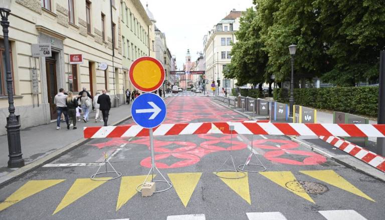 FOTO: Miklošičeva že dobiva novo podobo, prve spremembe so že vidne