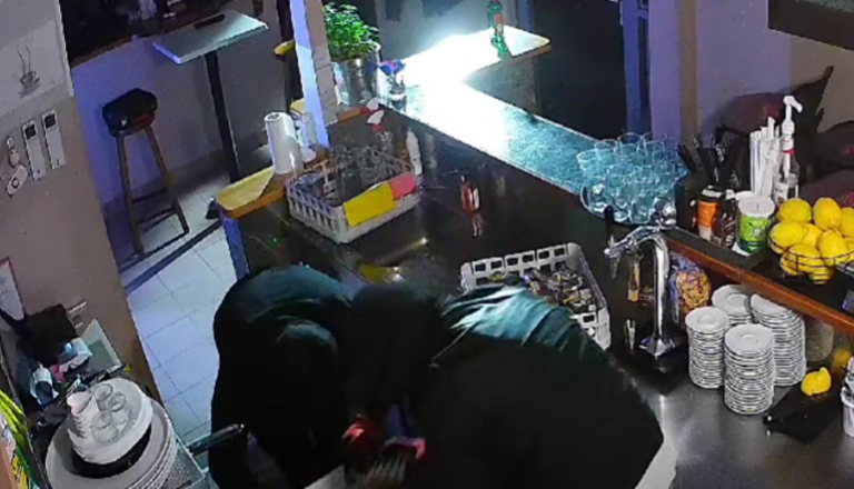 VIDEO: Zakrinkana roparja ujela kamera v ljubljanskem lokalu, lastniki po kraji: »Pogrešamo košaro za kozarce«