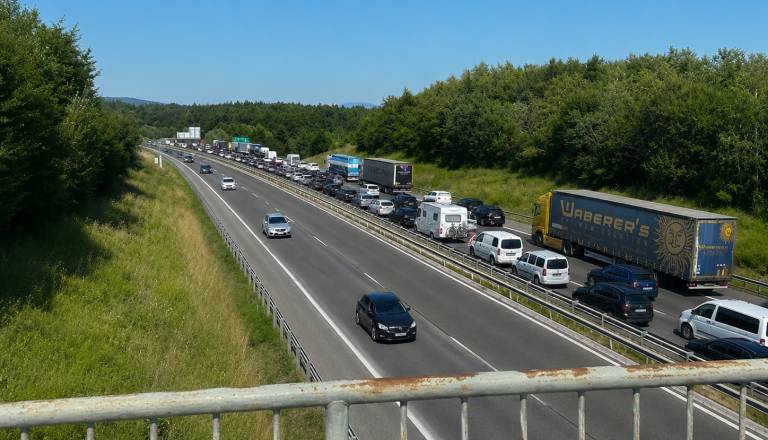 FOTO: Namesto 34 minut čakanja pri Dramljah: Preizkusili smo bližnjico, ki skrajša pot za 20 minut