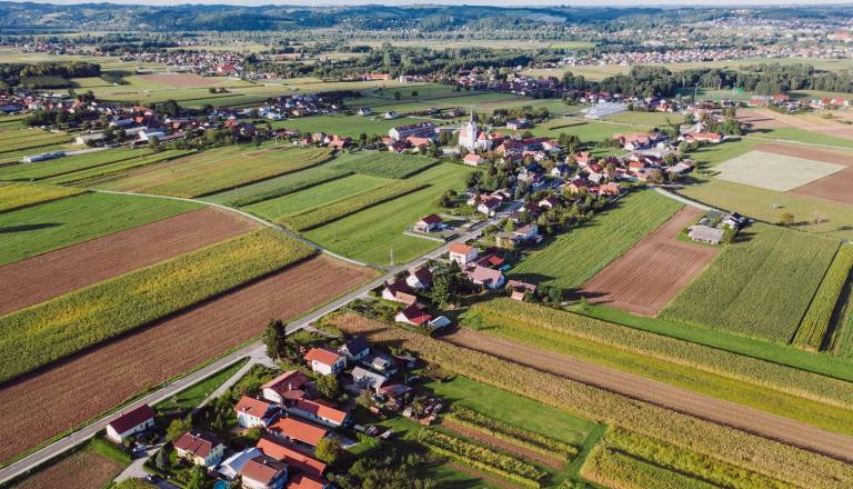 Ste vedeli? V tej občini mladi dobijo denar za prevoz, prvi dom, rojstvo otroka in celo za doktorat