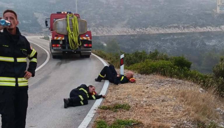 FOTO: Gasilci po obsežnem požaru na Visu objavili fotografije, ki povedo več kot besede