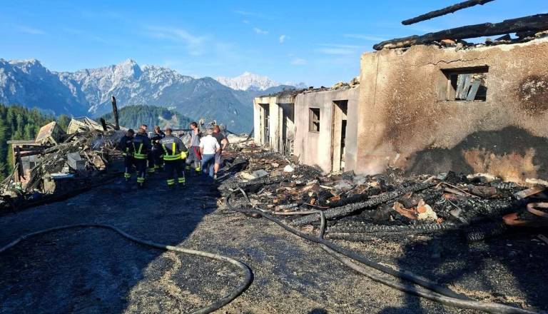 Po požaru na kmetiji Bukovnik pomoč prihaja tudi z Gorenjske: podjetnik z Ljubelja želi podariti prikolico