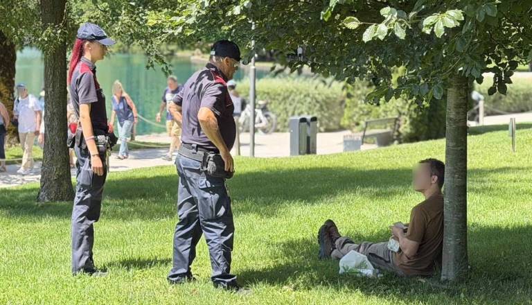 Na Bledu poostren nadzor ob jezeru: Za kopanje na prepovedanem območju grozi 200 evrov kazni