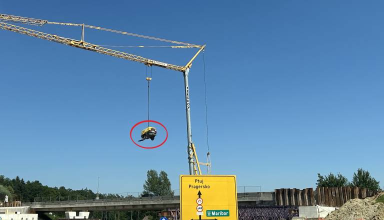 Nenavaden prizor na štajerski avtocesti: Zakaj orodje visi z žerjavov?