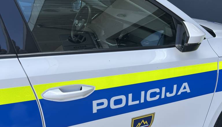 Pri Kočevju trčila tovorno vozilo in motorist