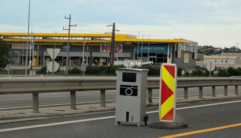 Ste ga opazili ob štajerski avtocesti? Dars pojasnjuje, čemu služi kovinsko ohišje