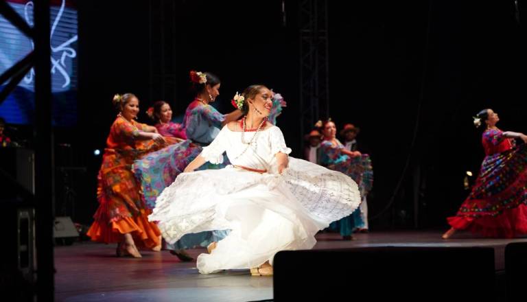 DANES NA LENTU: Maribor danes zavzemajo folklorne skupine in živi kipi 