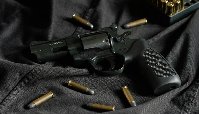 Šok med hišno preiskavo, pri mladoletniku zasegli skoraj 200 kosov streliva 