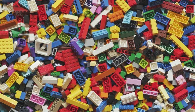 Iščejo legendarne Lego kocke iz otroštva: Imate doma stare sete, figurice ali škatlo kock?