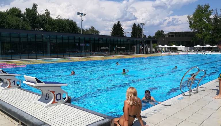 450 evrov za kopanje v Ljubljani: Kdaj se enotna vstopnica splača in katero kopališče je najcenejše?