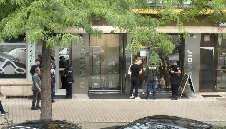 FOTO: Policisti in forenziki na Kocljevi ulici