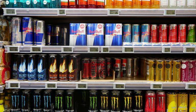 Kaj se zgodi v telesu po energijski pijači: Skrita plat priljubljene navade