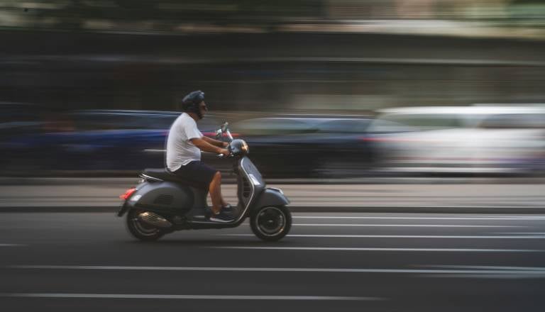 Policisti dobili mladoletnega voznika predelanega motocikla, ki je dosegel 109 kilometrov na uro. Taka kazen čaka lastnika