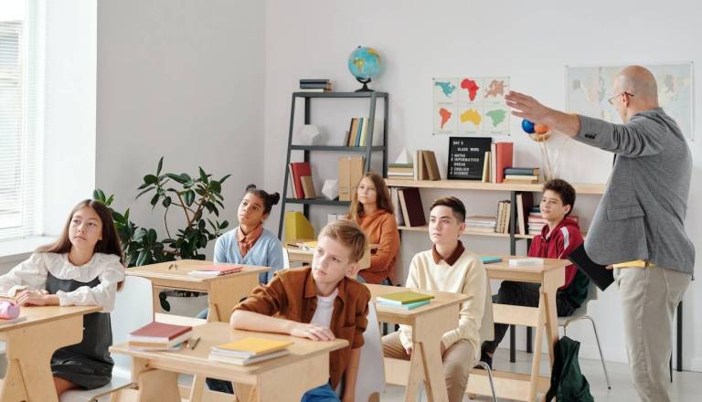 Starši, pozor: Ste vedeli, da učitelji teh daril ne smejo sprejeti?