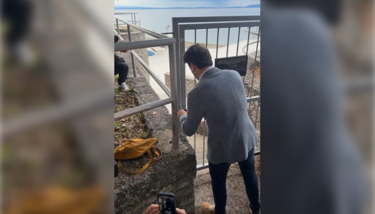 VIDEO: Poslanec v roke vzel brusilko in pred kamerami odstranil ključavnico na poti do plaže