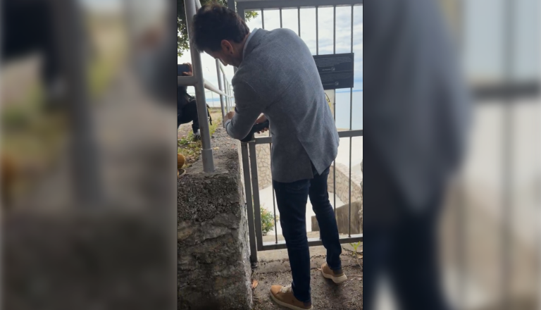 VIDEO: Poslanec pred kamerami z brusilko odstranil ključavnico na poti do plaže