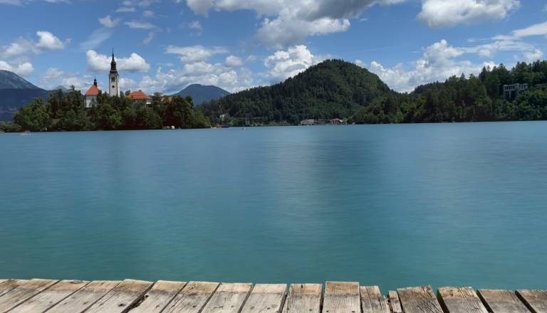 Turistka na priljubljeni destinaciji ostala brez denarnice, policisti opozarjajo na žeparje