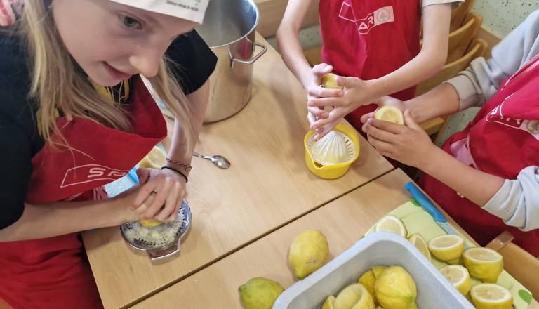 Osnovnošolci skozi kuhanje spoznavali lokalne jedi in sezonske sestavine
