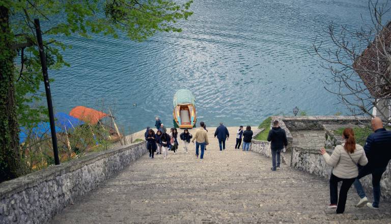 Turistka ostala brez denarnice in gotovine, policisti opozarjajo na žeparje