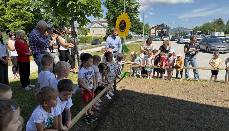 FOTO in VIDEO: Ob železniški postaji v Kočevju posejali sončno prihodnost