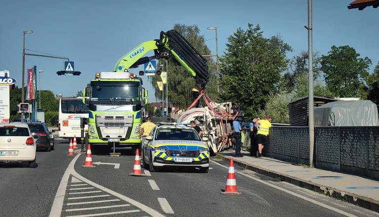 FOTO in VIDEO: Vozniki, previdno: Na območju Prevoj pri Lukovici oviran promet