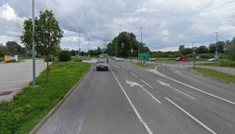 Občan predlaga ureditev križišča v krožišča, občina odgovarja: »Predvidena celovita ureditev odseka«