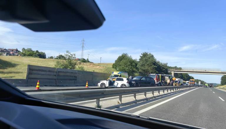 FOTO: Kaos na štajerski avtocesti, popolna zapora proti Ljubljani zaradi hude nesreče